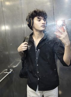 Leo - Male escort in New Delhi Photo 2 of 5
