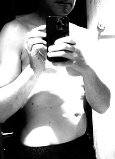 Leo - Male escort in Dubai Photo 1 of 3