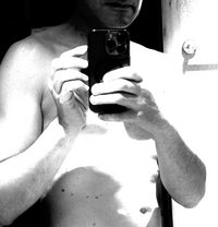 Leo - Male escort in Dubai Photo 1 of 3