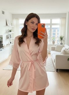 Leona - escort in Singapore Photo 1 of 5