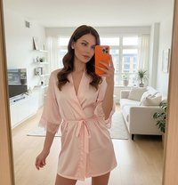 Leona - escort in Singapore Photo 1 of 5