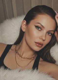 Leona - escort in Singapore Photo 3 of 5