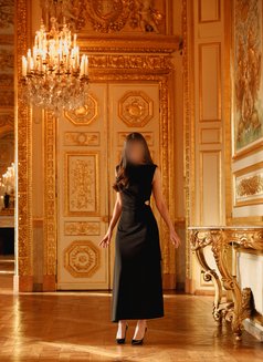 Léonie Valmont - escort in Paris Photo 2 of 7