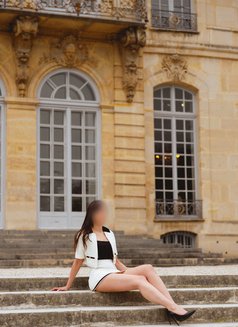 Léonie Valmont - escort in Paris Photo 4 of 7