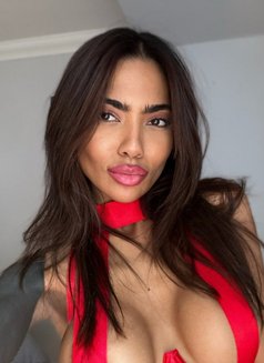 Leslie - escort in London Photo 5 of 8