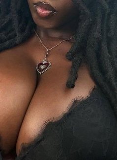 Lexi - masseuse in Montreal Photo 1 of 2