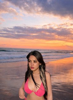 Lexie - escort in Makati City Photo 2 of 10