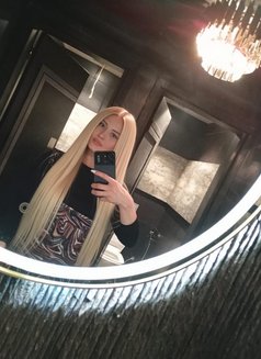 Leyla Azarbaija N - puta in Dubai Photo 1 of 7