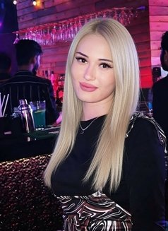 Leyla Azarbaija N - puta in Dubai Photo 2 of 7