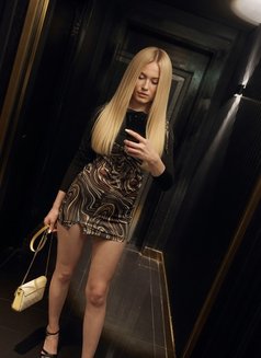 Leyla Azarbaija N - puta in Dubai Photo 3 of 7