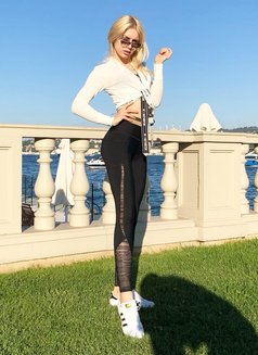 Leyla Azarbaija N - puta in Dubai Photo 5 of 7