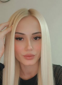 Leyla Azarbaija N - puta in Dubai Photo 7 of 7