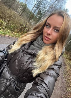 Lia - escort in Bangkok Photo 15 of 16