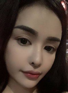 Lia - escort in Manila Photo 5 of 6