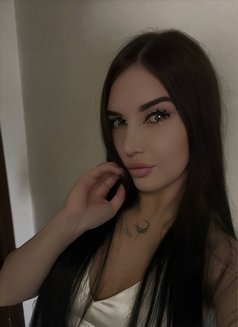 Liana - puta in Dubai Photo 5 of 8