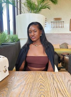 Lianah - puta in Lagos, Nigeria Photo 5 of 5