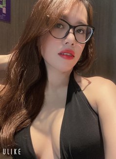 Lisa - escort in Doha Photo 3 of 6