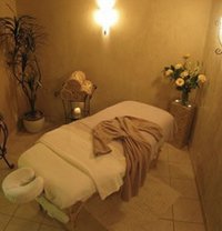 Light - escort in Doha Photo 1 of 1