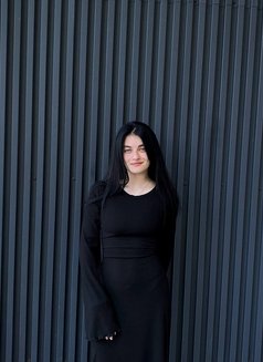 Lila - puta in Dubai Photo 1 of 10