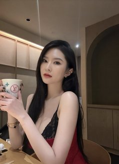 Lili - puta in Shanghai Photo 2 of 6