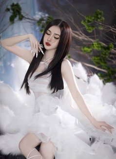 Lili - escort in Doha Photo 5 of 6