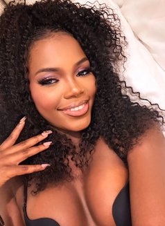 Lilian - escort in Dubai Photo 1 of 2