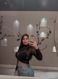 Liliana - puta in Al Manama Photo 2 of 4