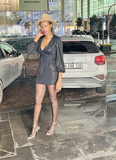 Lilly - escort in Singapore Photo 3 of 7