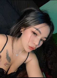 Lilly - puta in Dubai Photo 2 of 3