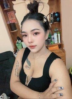 Lilly - puta in Dubai Photo 3 of 3