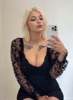 Lilou - puta in Budapest Photo 4 of 11