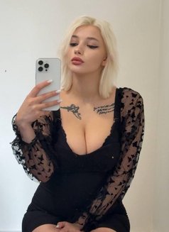 Lilou - puta in Budapest Photo 7 of 11