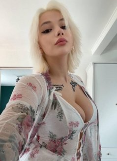 Lilou - puta in Budapest Photo 10 of 11