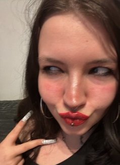 Lily - escort in Kuwait Photo 2 of 3