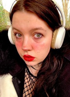 Lily - escort in Kuwait Photo 3 of 3