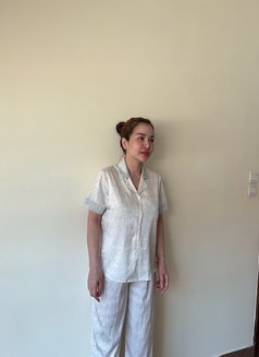 Lily - escort in Singapore Photo 2 of 3