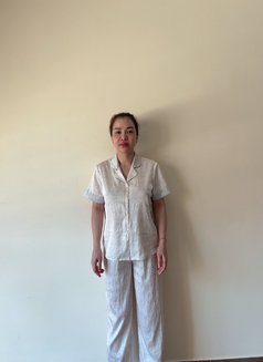 Lily - escort in Singapore Photo 3 of 3