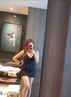 Lily - escort in Singapore Photo 1 of 3