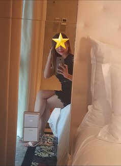 Lily - escort in Singapore Photo 2 of 3