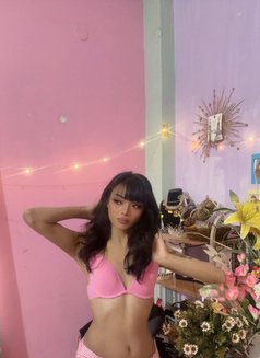 Lily is here text now - Transsexual escort in Guwahati Photo 3 of 5