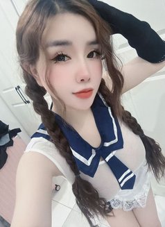 Lily - escort in Singapore Photo 1 of 4