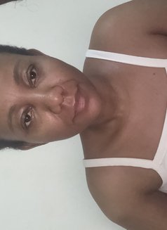 Lily - puta in Doha Photo 1 of 7