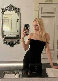 Lily - escort in Dubai Photo 3 of 7