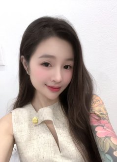 Lily - escort in Dubai Photo 1 of 6