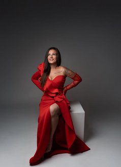 Lily your discreet, elegant company - puta in Dubai Photo 7 of 15