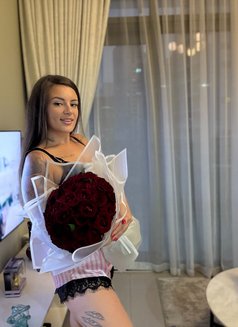 Lily your discreet, elegant company - puta in Dubai Photo 11 of 15