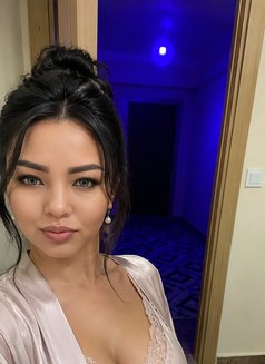 Lina - escort in Riyadh Photo 2 of 5