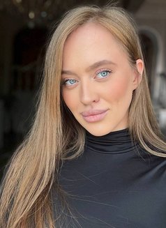 Lina - escort in Beirut Photo 3 of 5