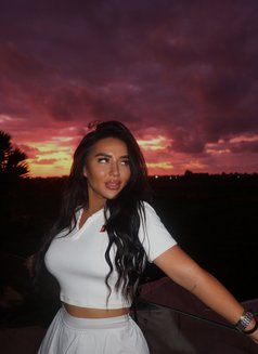 Lina - puta in Dubai Photo 5 of 6