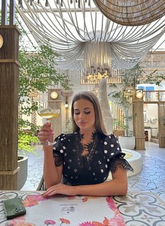 Lina - puta in Dubai Photo 9 of 9